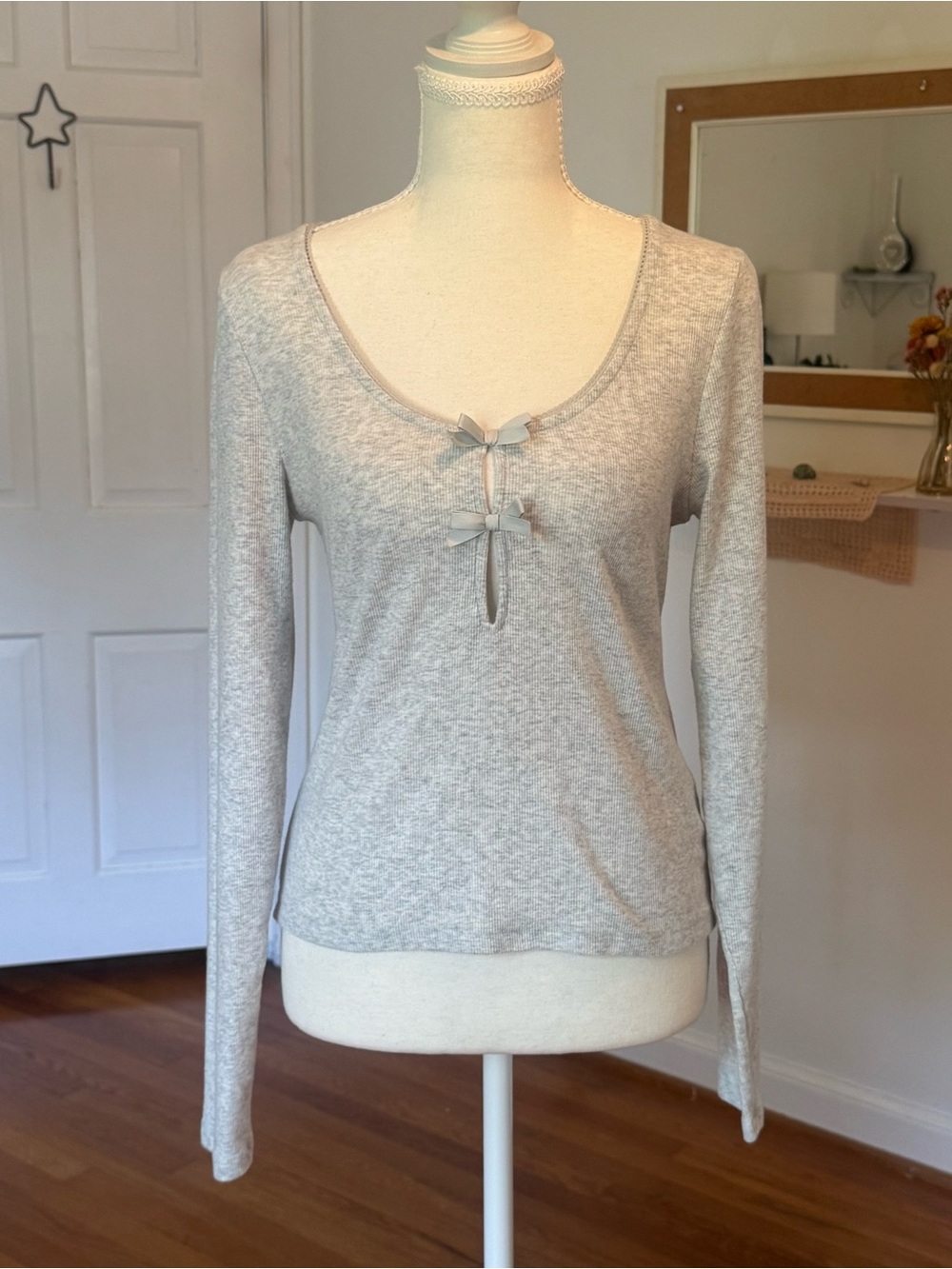 American Eagle Heather Grey Ribbed Top Coquette Peak-a-Boo Bow Accent Cut-Out